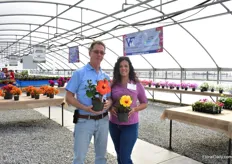 Jerome O’Neill with Waleska Torres of Vista Farms presenting the Hibiscus Chaty Kathy and Playboy of breeder J.Berry. End of 2017, they signed a licence to propagate the J. Berry Hollywood hibiscus. According to Jerome, they attracted a lot of attention.